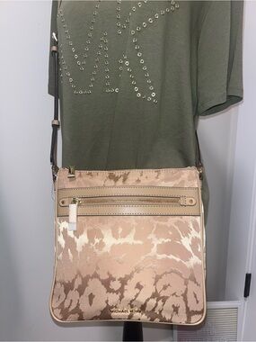 NWT Michael Kors Jet Set Crossbody in Camel